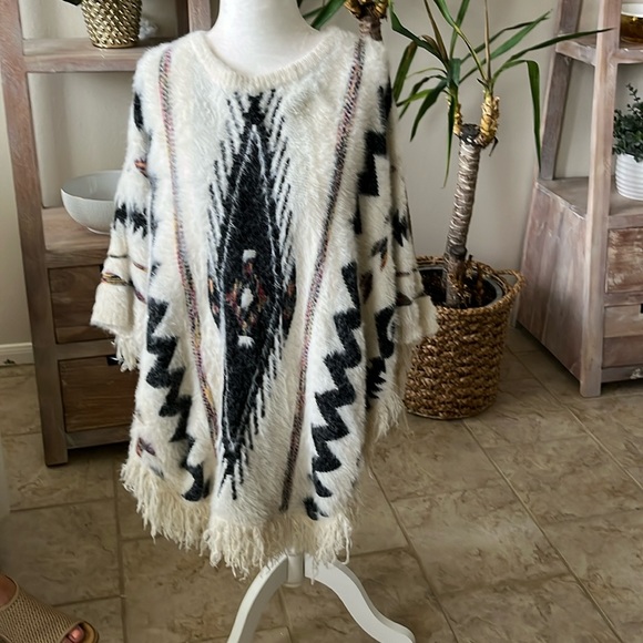 Fransescas Poncho - Picture 1 of 5